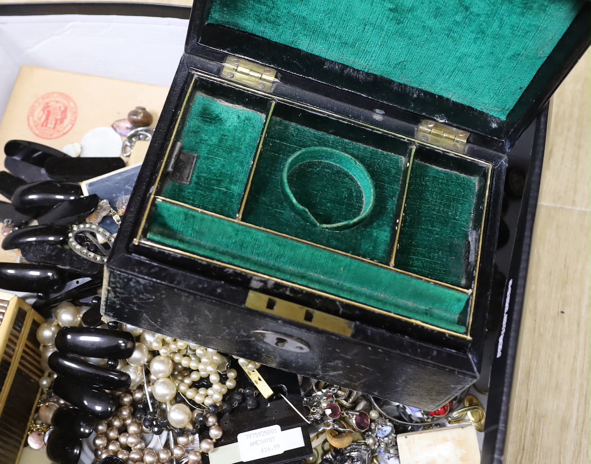 A quantity of assorted costume jewellery.